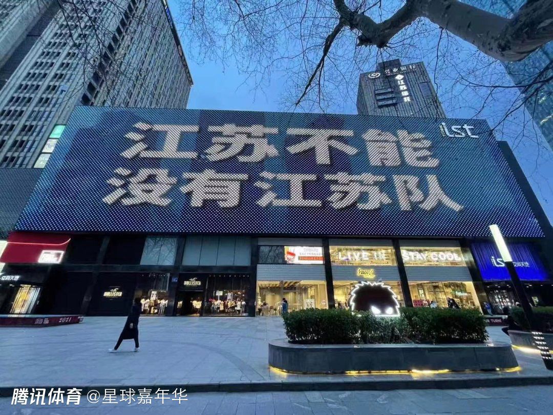 说完，他吩咐礼仪小姐擦开一块，让大家观看。